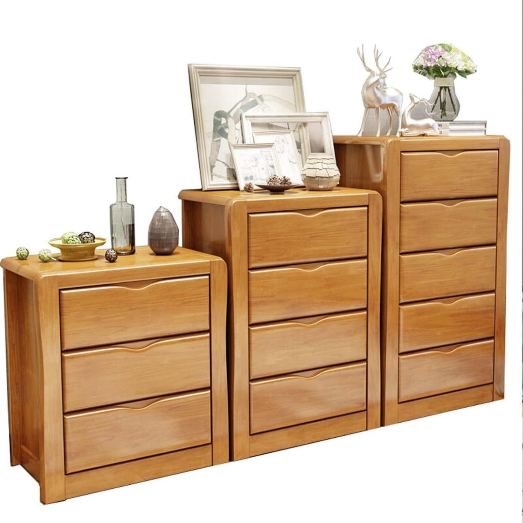 Discret salon, bahut orange en bois