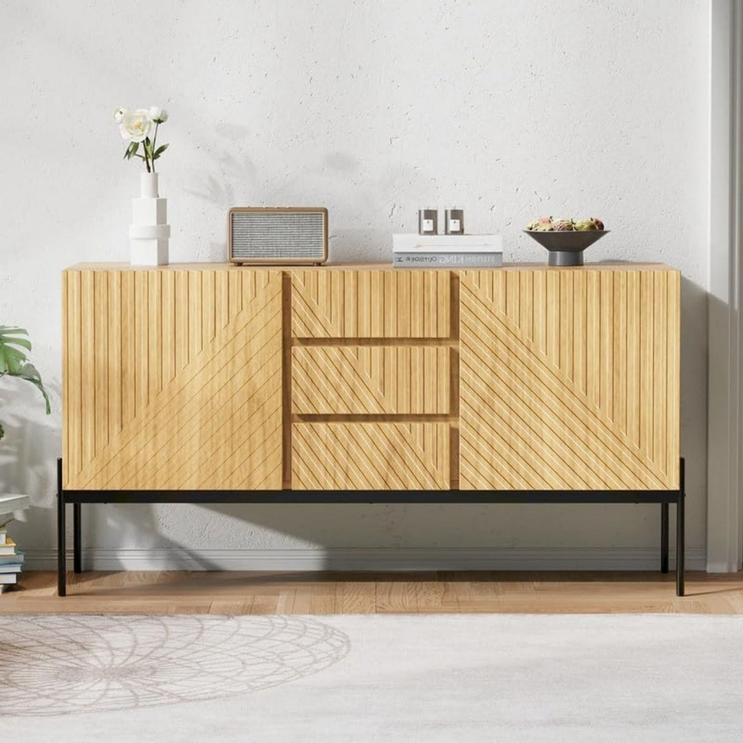 Joli buffet avec des etageres reglables en hauteur et 2 portes